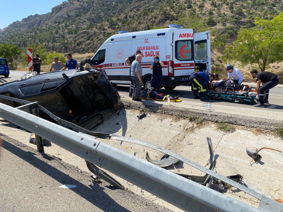 Refüje çarparak takla atan Tofaş kullanılmaz hale geldi: 4 yaralı