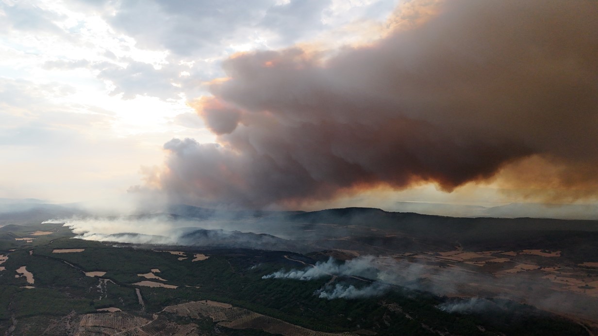 Çanakkale ateş çemberinde: Gelibolu’da devam eden orman yangını dron ile görüntülendi