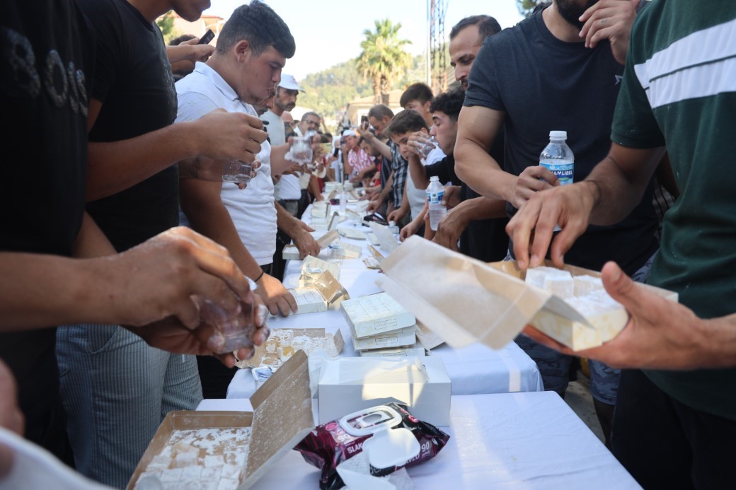 Ödülü alabilmek için 3 dakikada 1 kilo 100 gram lokum yemeyi başardı