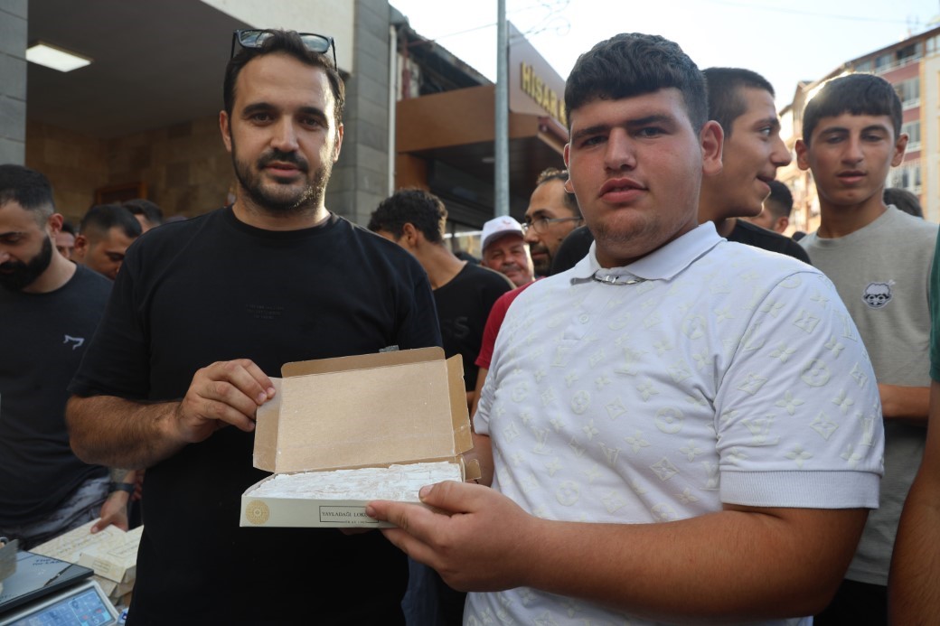 Ödülü alabilmek için 3 dakikada 1 kilo 100 gram lokum yemeyi başardı