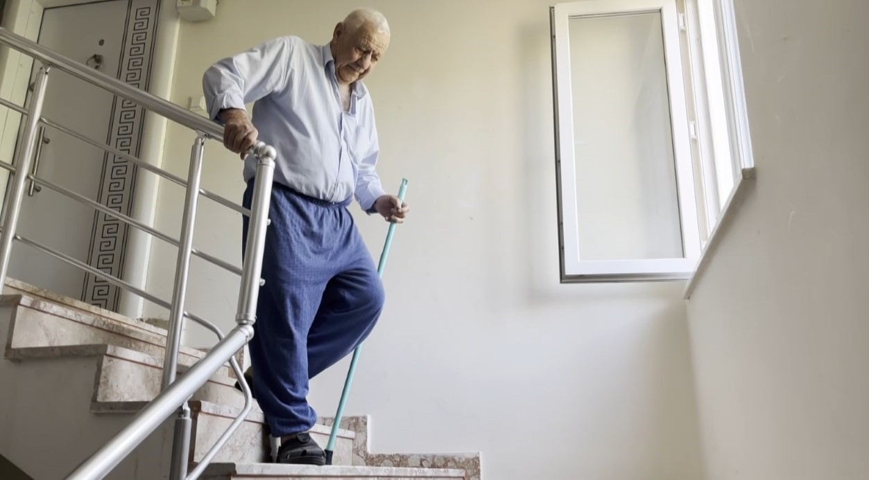 Yılların asansör sorunu yaşlı çifti evde hapis hayatı yaşatıyor