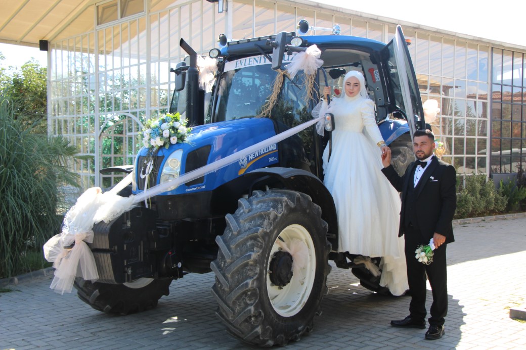 Traktör gelin arabası oldu, gelin direksiyona geçti