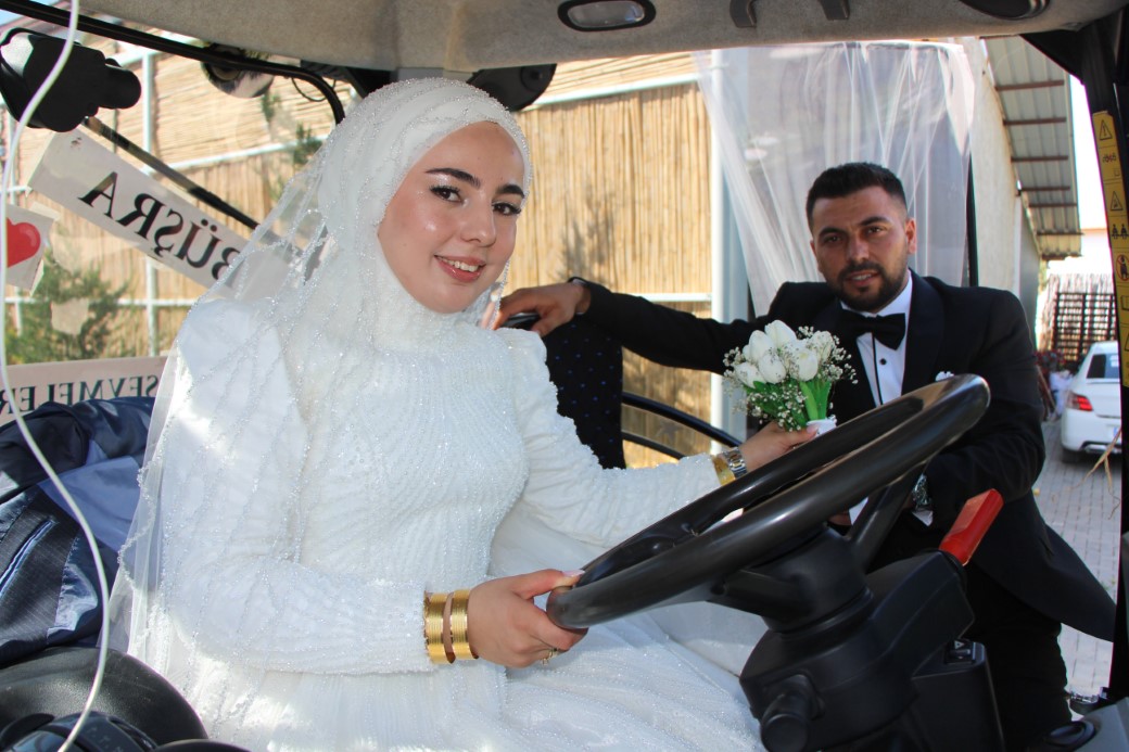 Traktör gelin arabası oldu, gelin direksiyona geçti