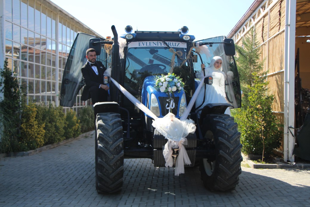 Traktör gelin arabası oldu, gelin direksiyona geçti
