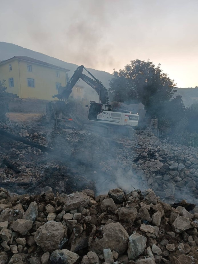 Köyde çıkan yangında 6 ev küle döndü