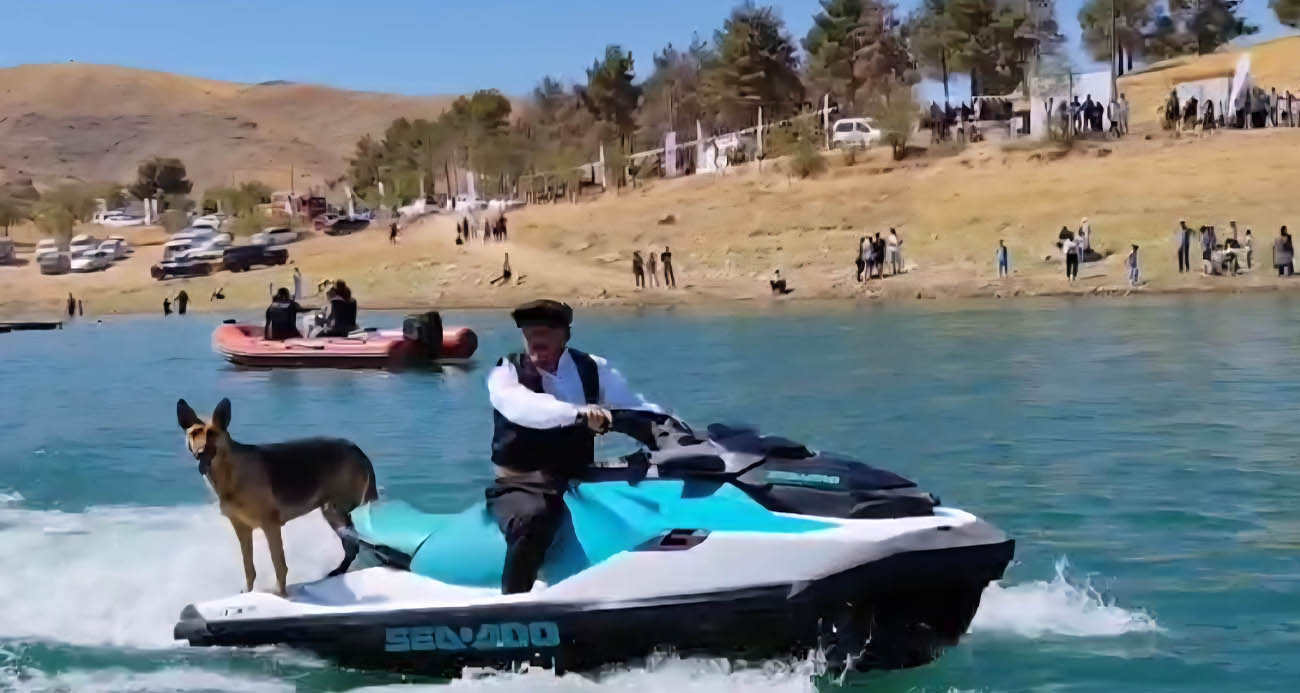 Elazığ’da sahibiyle jet ski turu atan köpek gülümsetti