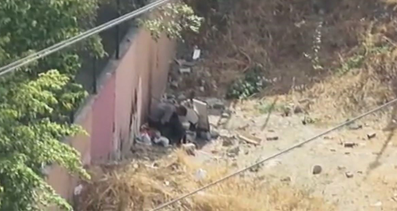 Okul önünde uyuşturucu kullanırken önce kameralara, sonra polise yakalandılar