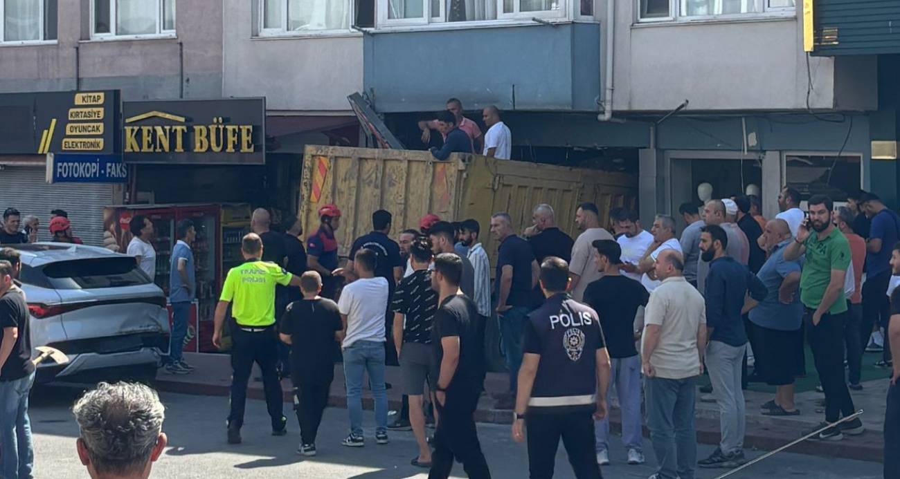Kamyonun frenleri patladı, dükkana daldı