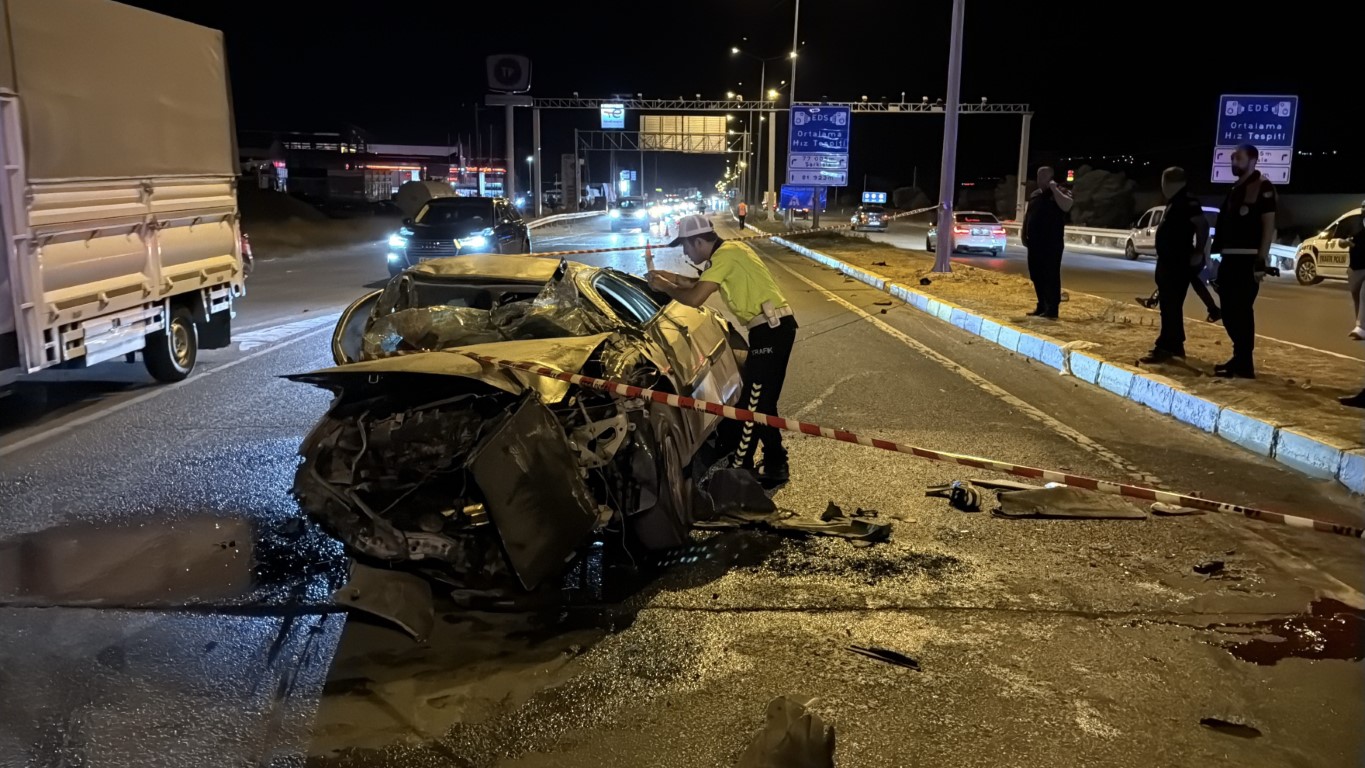 Bariyere çarpan otomobil metrelerce sürüklendi: 1 ölü, 1 yaralı