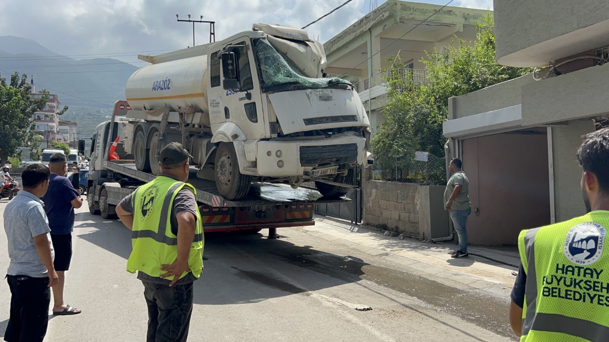 Freni boşalan arazöz ortalığı savaş alanına çevirdi: O anlar kamerada