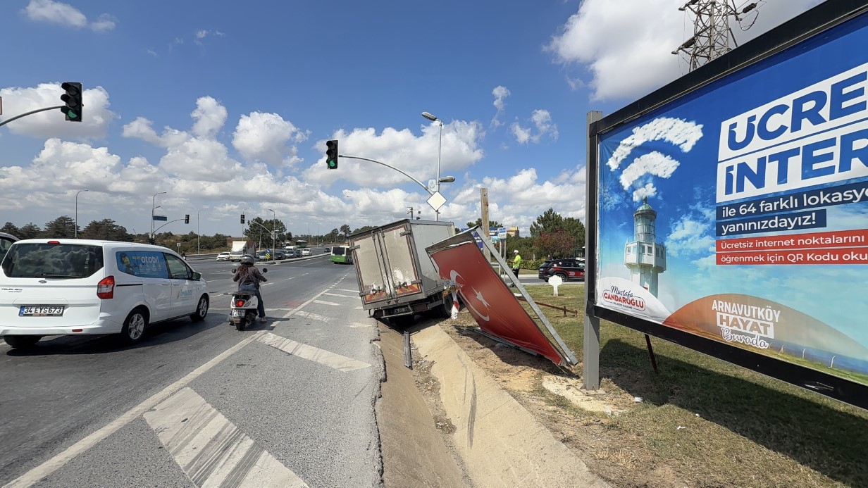 Arnavutköy’de freni patlayan kamyonet önce reklam panolarına sonra trafik ışığına çarptı: 1 yaralı