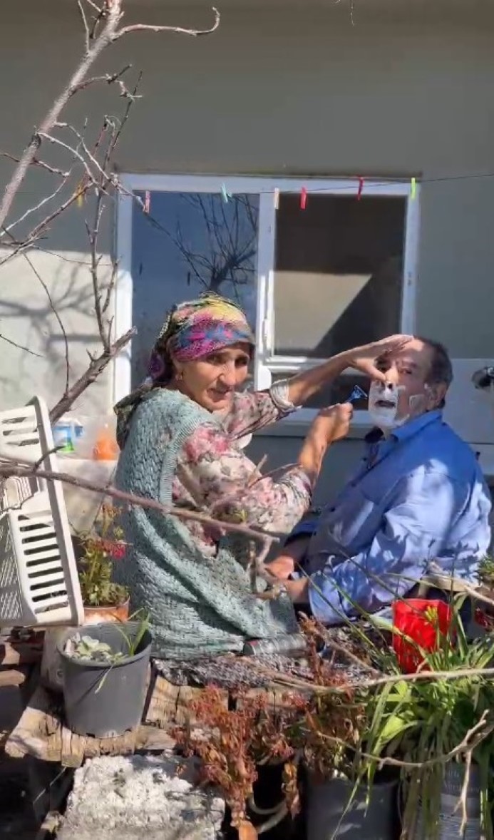 Felçli kocasını tıraş ederken görüntülenmişti, acı haber geldi