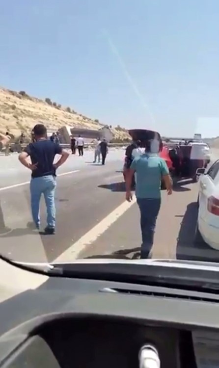 Mermer yüklü kamyon devrildi, sürücünün 7 yaşındaki oğlu hayatını kaybetti