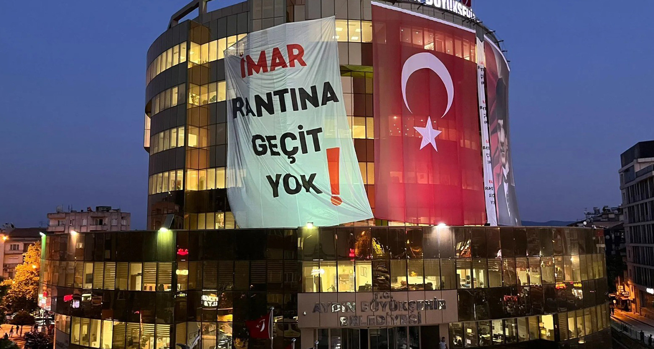 Aydın Büyükşehir Belediyesi binasına dev pankart: "İmar rantına geçit yok"