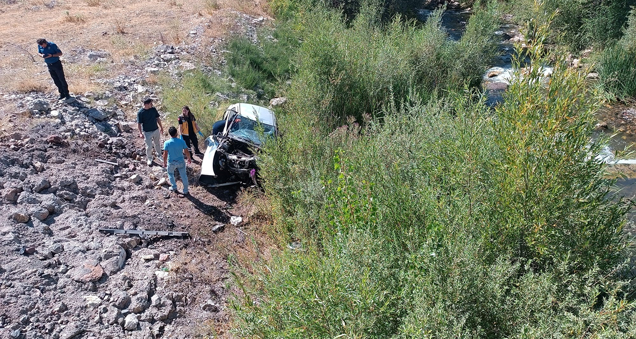 Otomobil dere yatağına uçtu: 2 ölü
