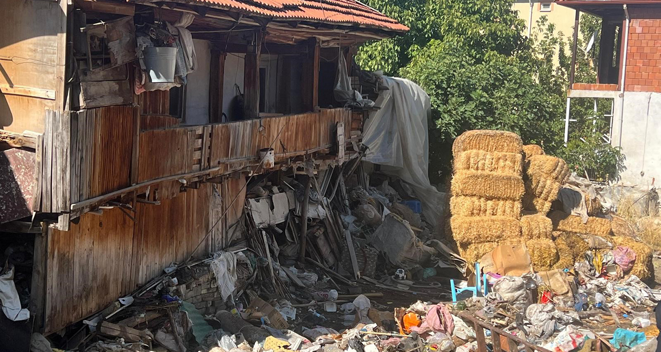 Kötü kokunun kaynağı ortaya çıkınca mahalleli şaşkına döndü