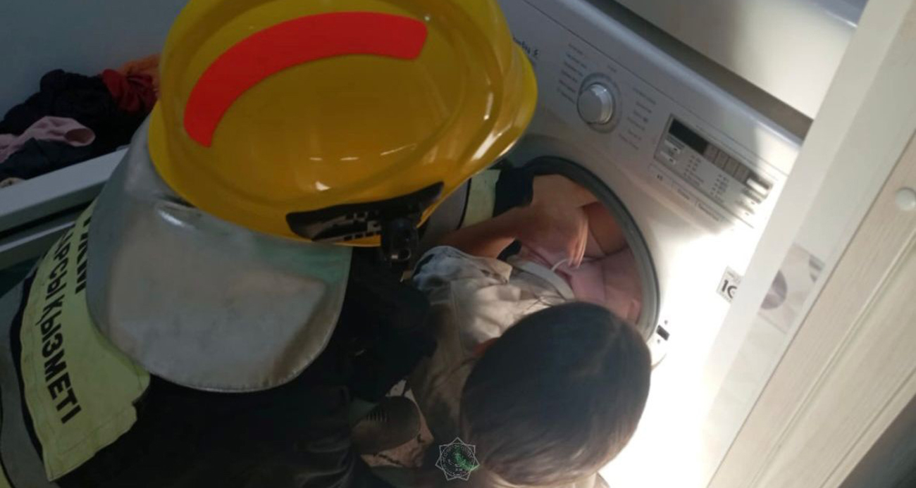 Oyun oynarken çamaşır makinesine sıkıştı