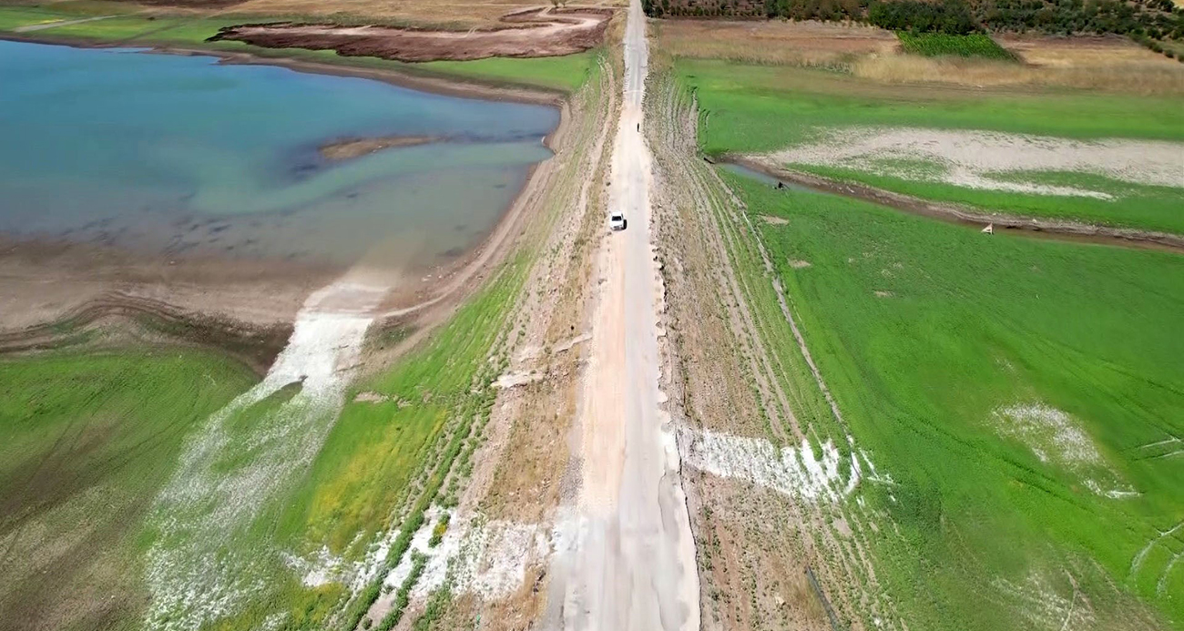 Sular çekildi karayolu ortaya çıktı