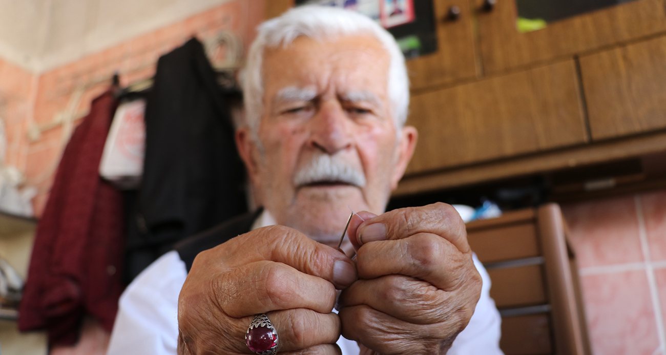 Terzilik mesleğini 80 yıldır sürdüren yaşlı adam: ’’Dükkânı açmazsam hasta olurum’’