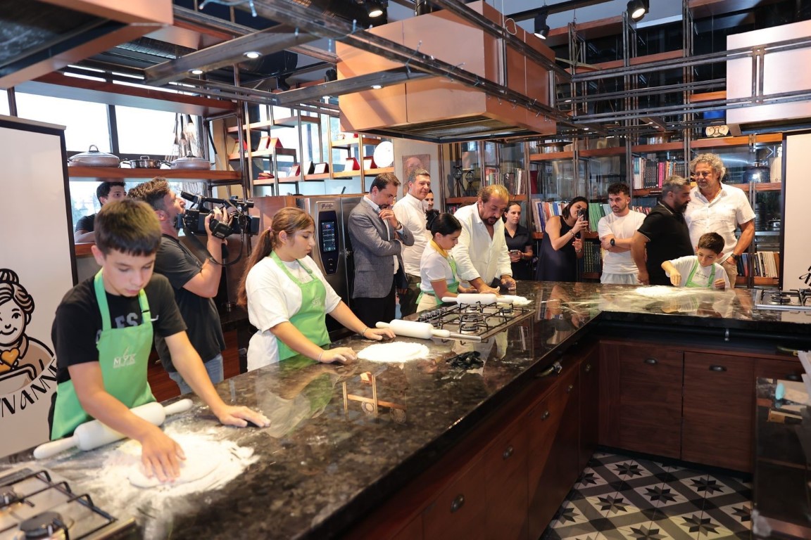 Minikler, Ünlü Şef Mehmet Yalçınkaya ile mutfağa ilk adımlarını attı