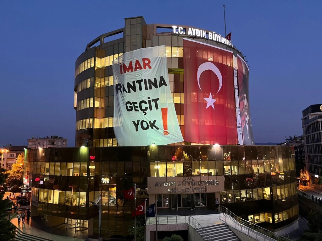 Aydın Büyükşehir Belediyesi binasına dev pankart: 