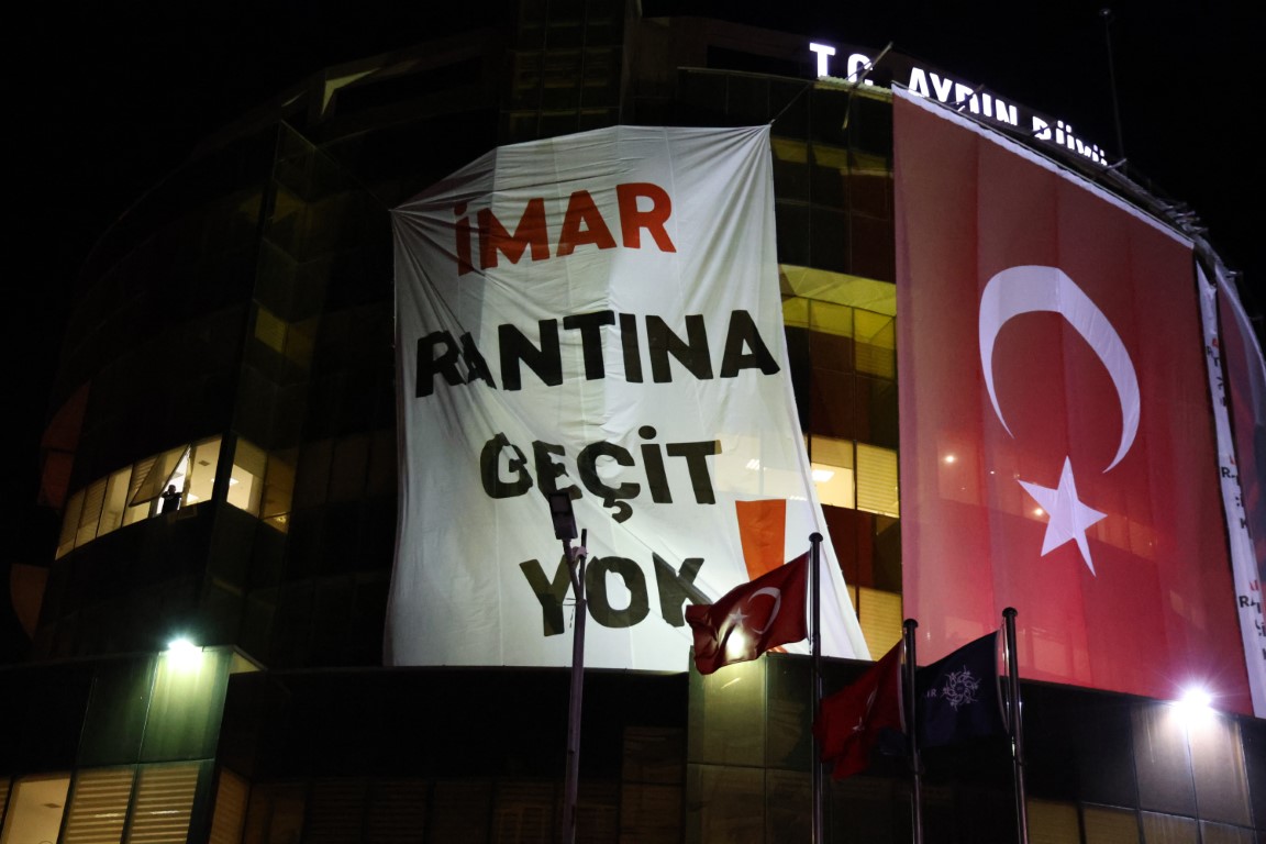 Aydın Büyükşehir Belediyesi binasına dev pankart: 