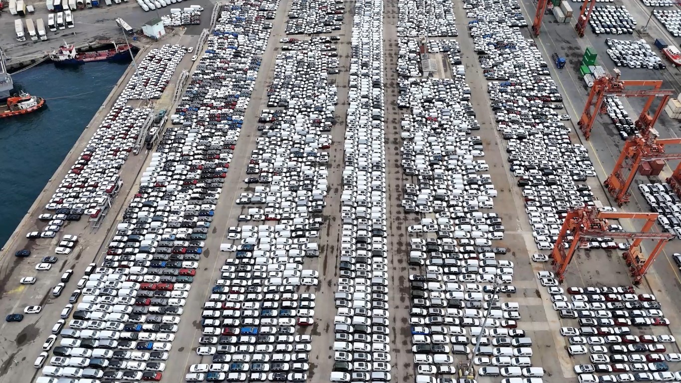 Haydarpaşa Limanı'nda binlerce ithal sıfır araç havadan görüntülendi