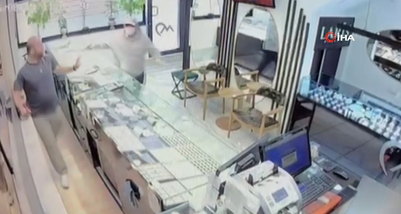 Kuru sıkı silahla kuyumcu soymaya kalktı, baltayı taşa vurdu: O anlar kamerada