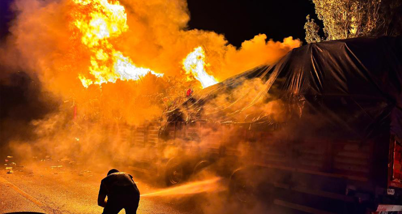 Çorum’da çöp yüklü tır alev alev yandı