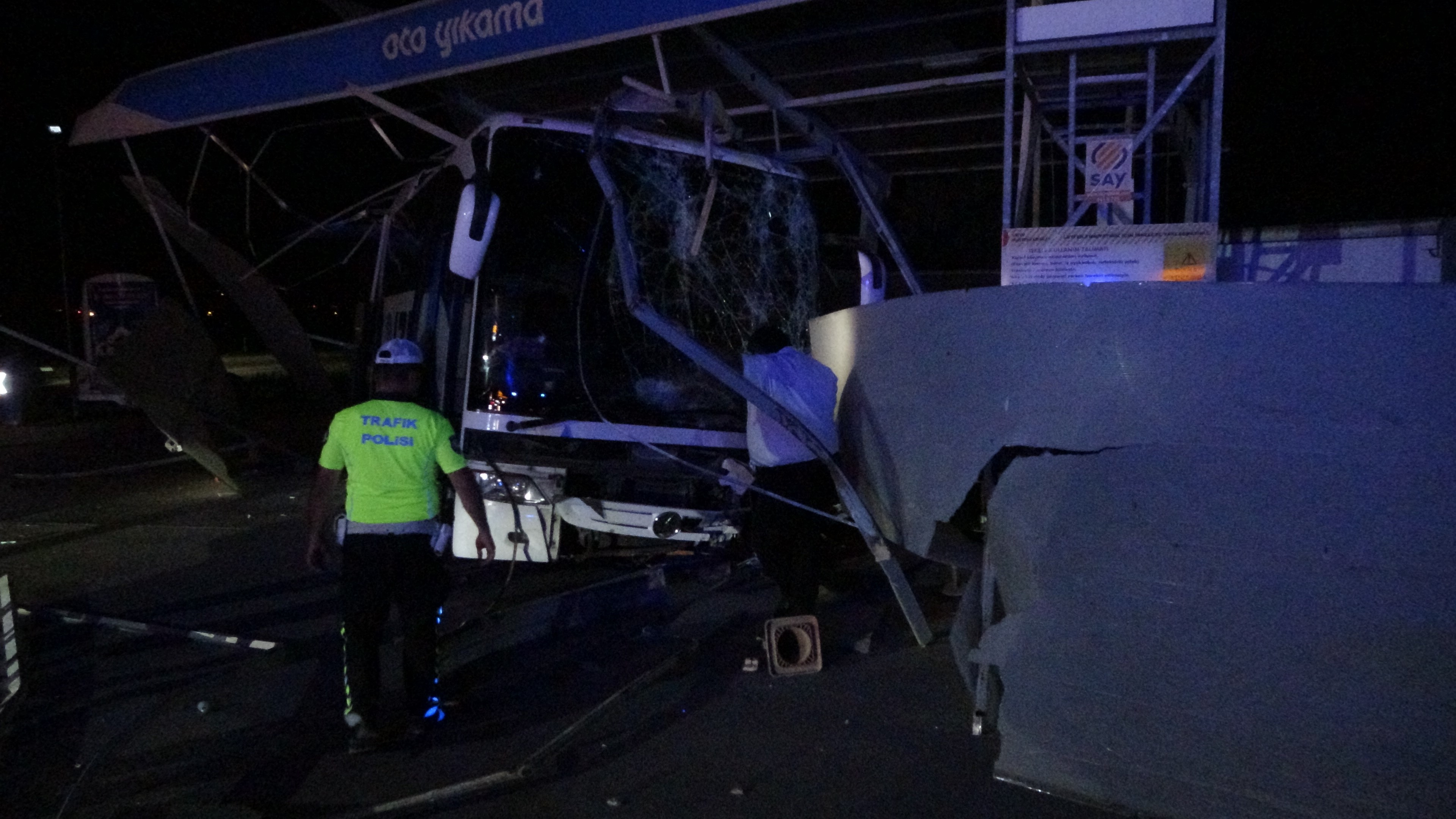 Malatya’da kontrolden çıkan yolcu otobüsü oto yıkamaya daldı: 8 yaralı