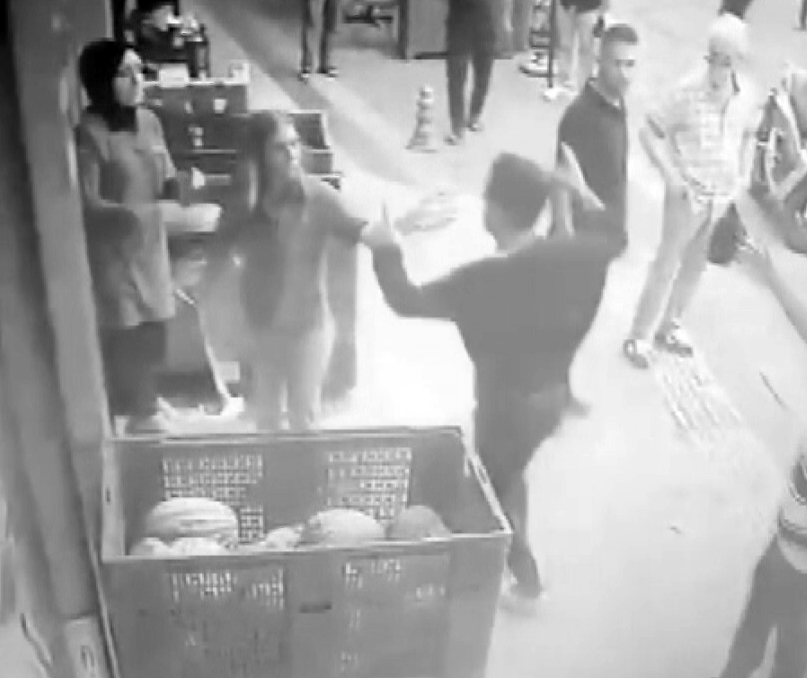 Eski kız arkadaşına çalıştığı markette saldırdı, ayırmak isteyen bir kişiyi de bıçakladı