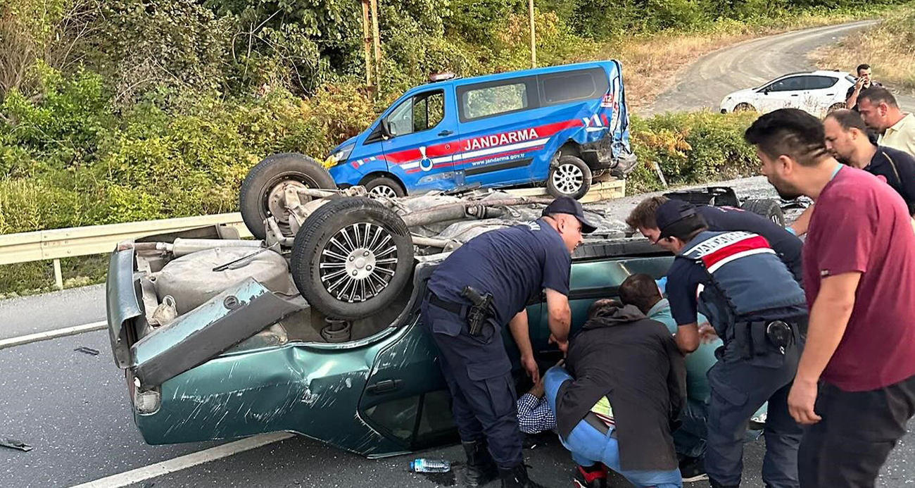 Tofaş otomobil jandarma aracına çarptı: 1 ağır yaralı