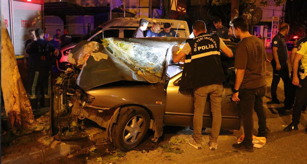 Ağaca ok gibi saplanan otomobilde 2 kişi öldü, sürücü ağır yaralandı