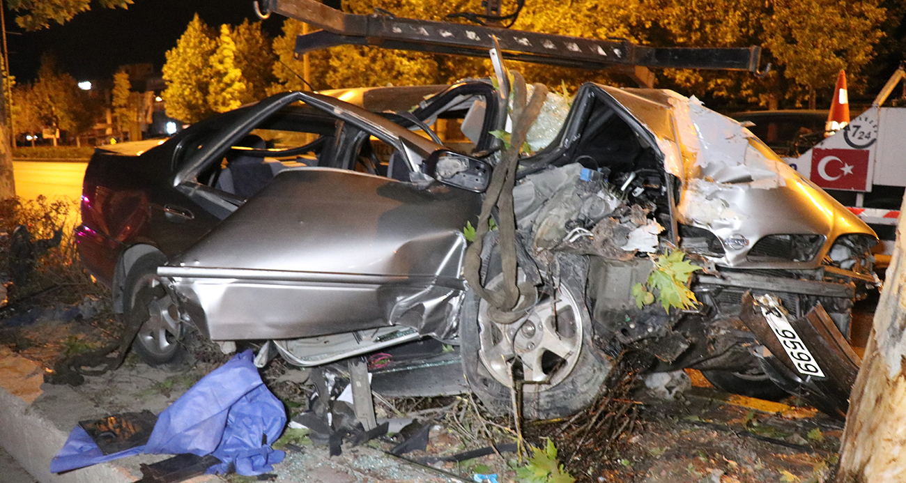 Doğum günü partisinden dönen nişanlı çift ağaca saplanan otomobilde can verdi