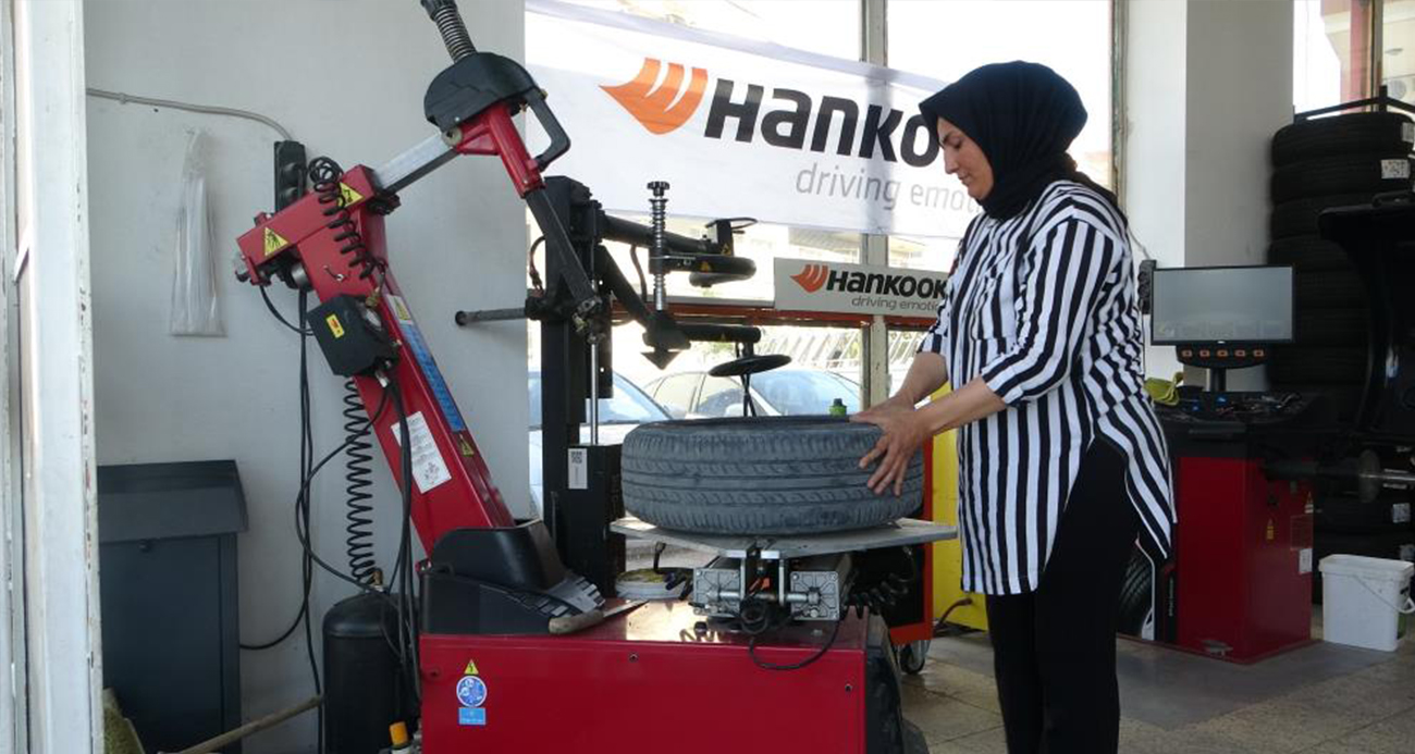 "Kadınlar yapamaz" diyenlere inat 24 yıldır lastik tamiri yapıyor