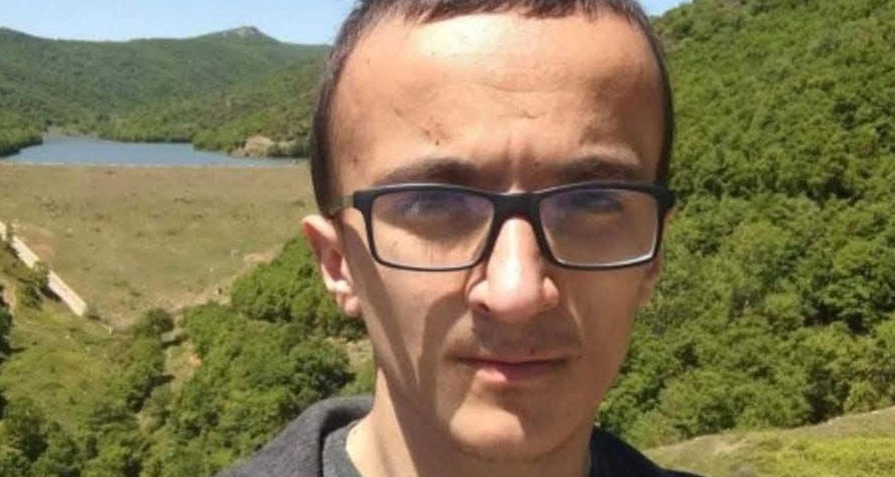 Başı çekyatın altına sıkışmış halde ölü bulundu