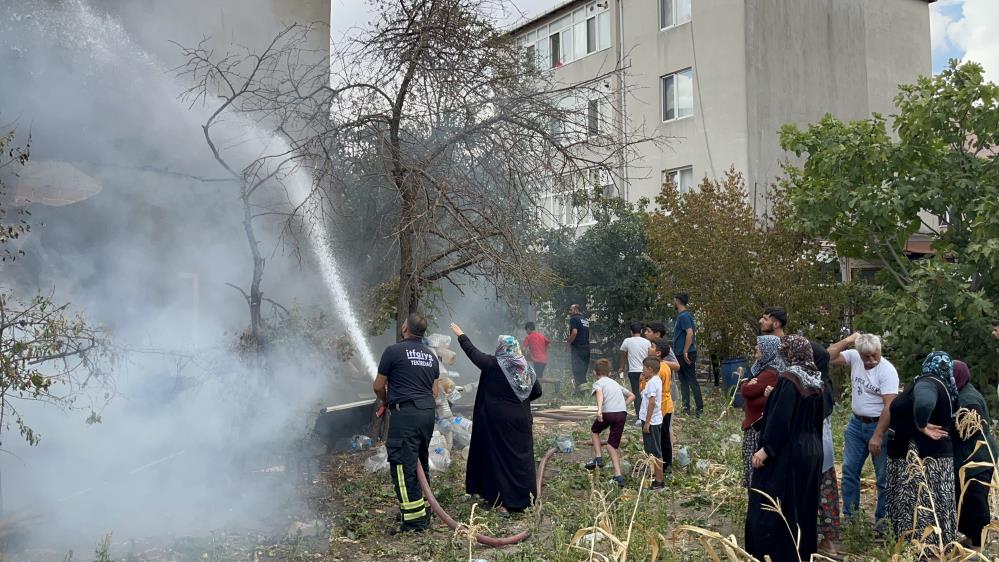 Tekirdağ’da korkutan yangın: İçeride kalan kedilere ağladılar