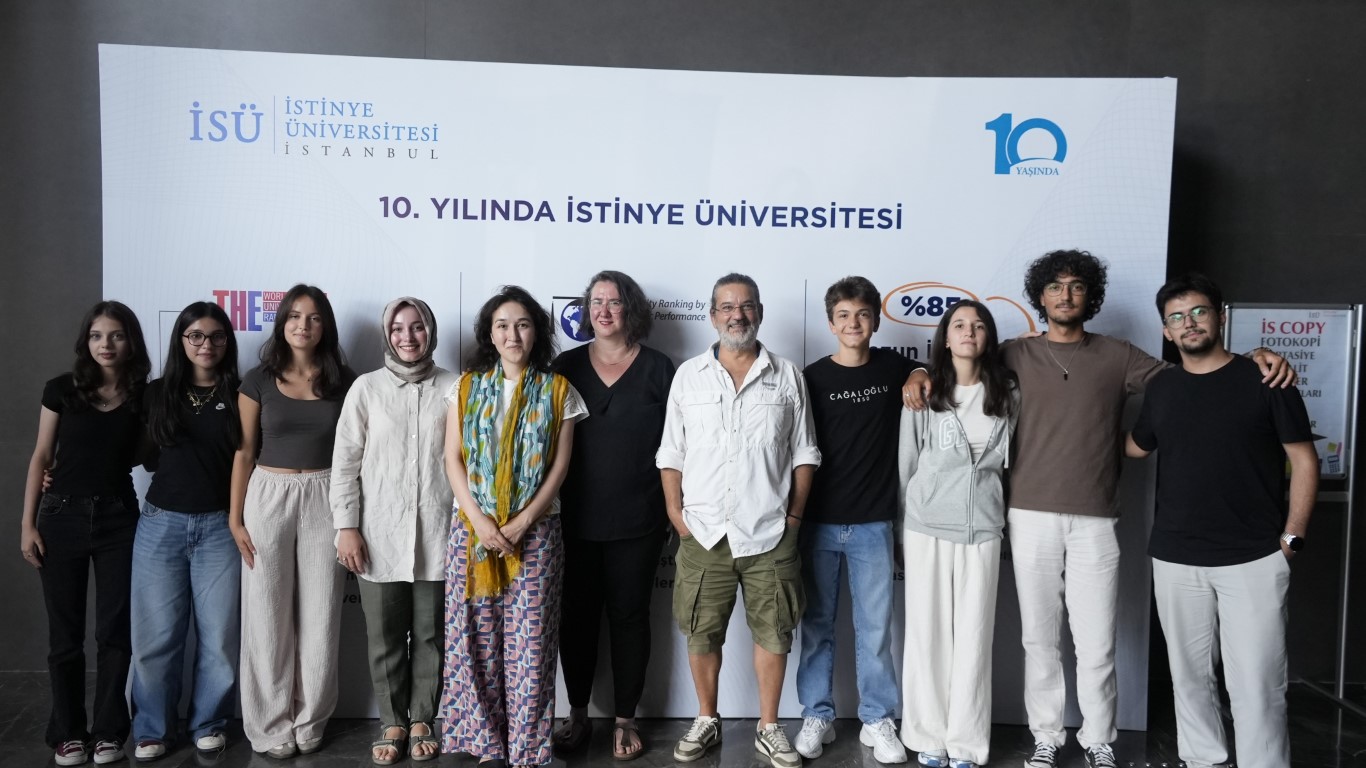 CERN liseler arası Demet Hattı yarışmasını kazanan öğrenciler İstinye Üniversitesi’nde buluştu