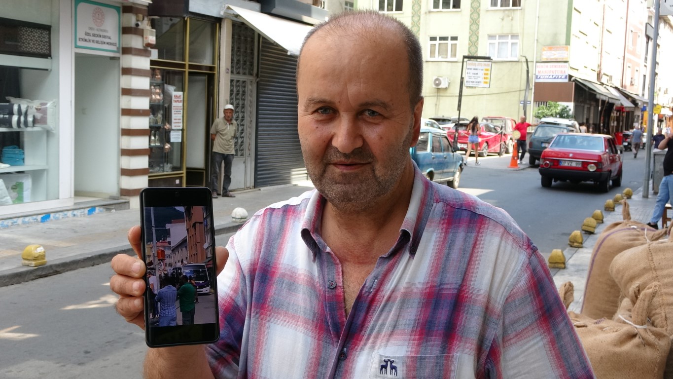 Arıza aracının bomunda çalışırken dolmuşun üzerine düştü