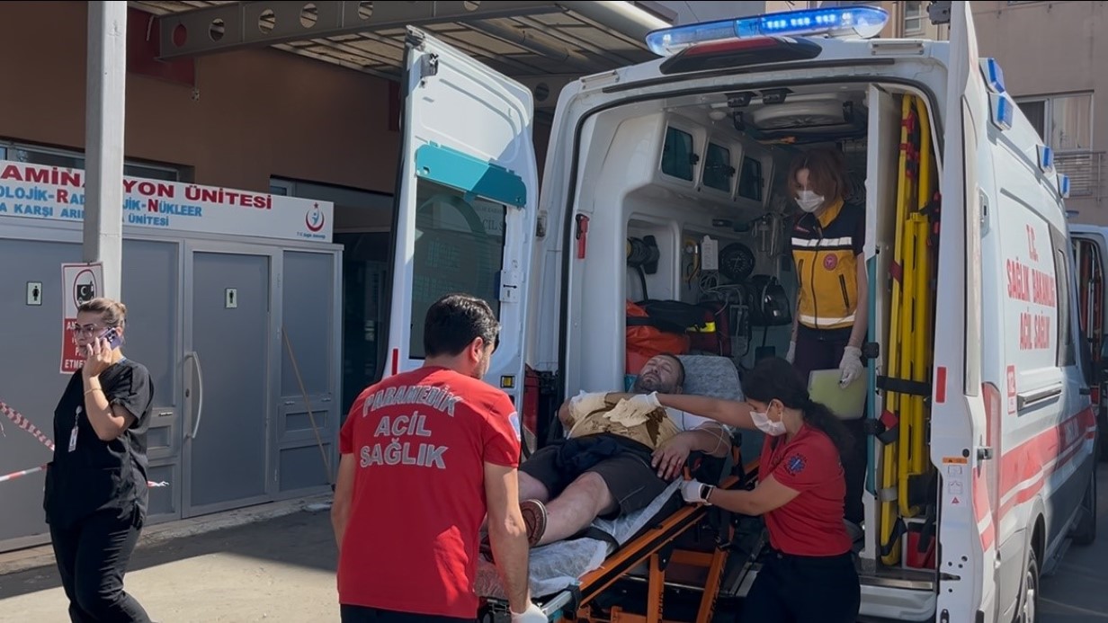 Karısı tarafından iki yerinden bıçaklandı: Yaralı kocanın tepki dahi vermediği dehşet anı kamerada