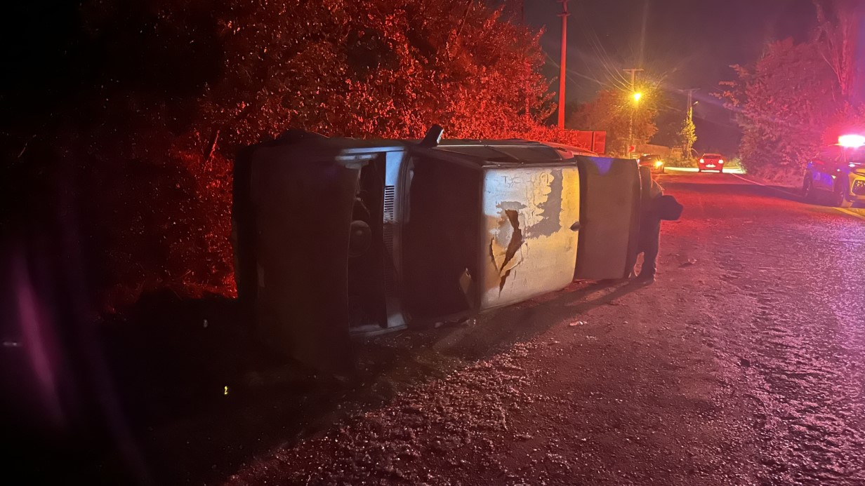 Tofaş Fiat otomobil yan yattı, sürücü olay yerinden kaçtı