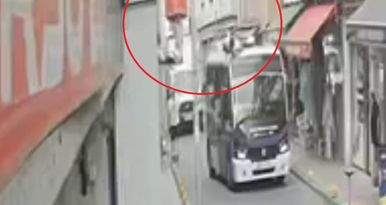 Bir garip kaza! Vince çarpan dolmuşun üstüne böyle düştü