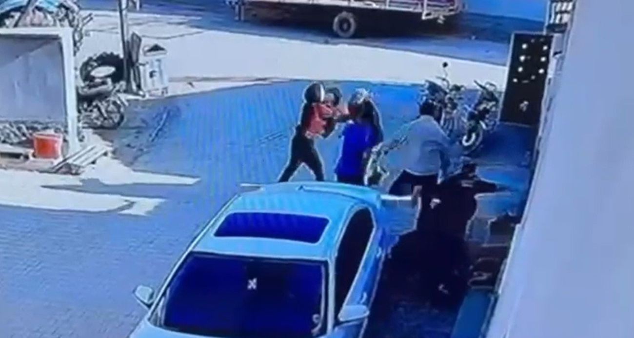 Kadınların saç baş sokak kavgası
