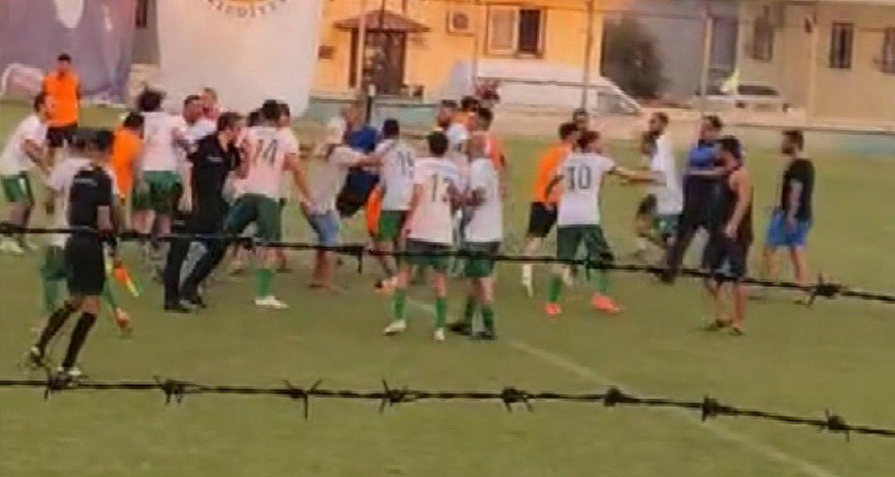Tarsus’ta futbol turnuvasında kavga: Futbolcular tekme tokat birbirine girdi