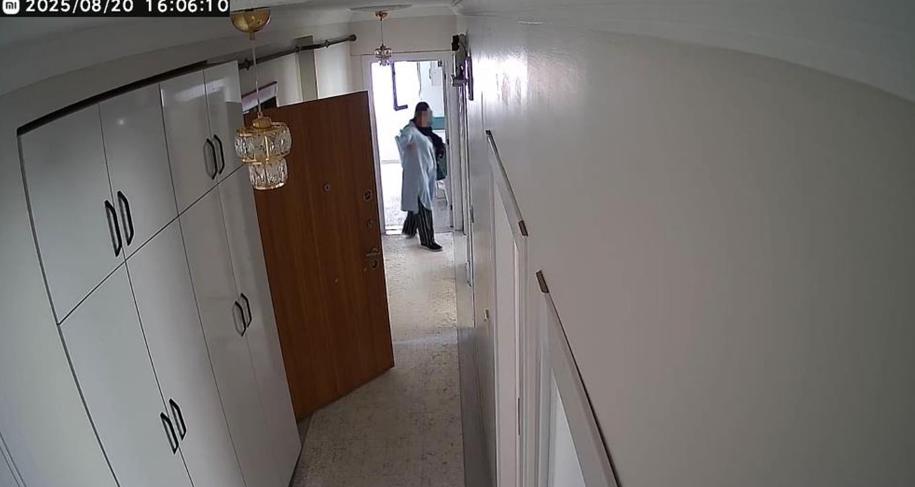 Kapıyı tıklatıp eve giren soyguncu kadınlar, kamerayı görünce panikledi