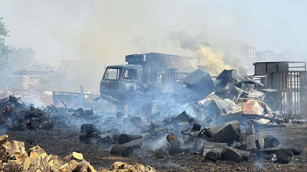 Sera sökümü sırasında spiral kıvılcımlarından çıkan yangın, odun, kamyonet ve atık malzemeleri küle çevirdi