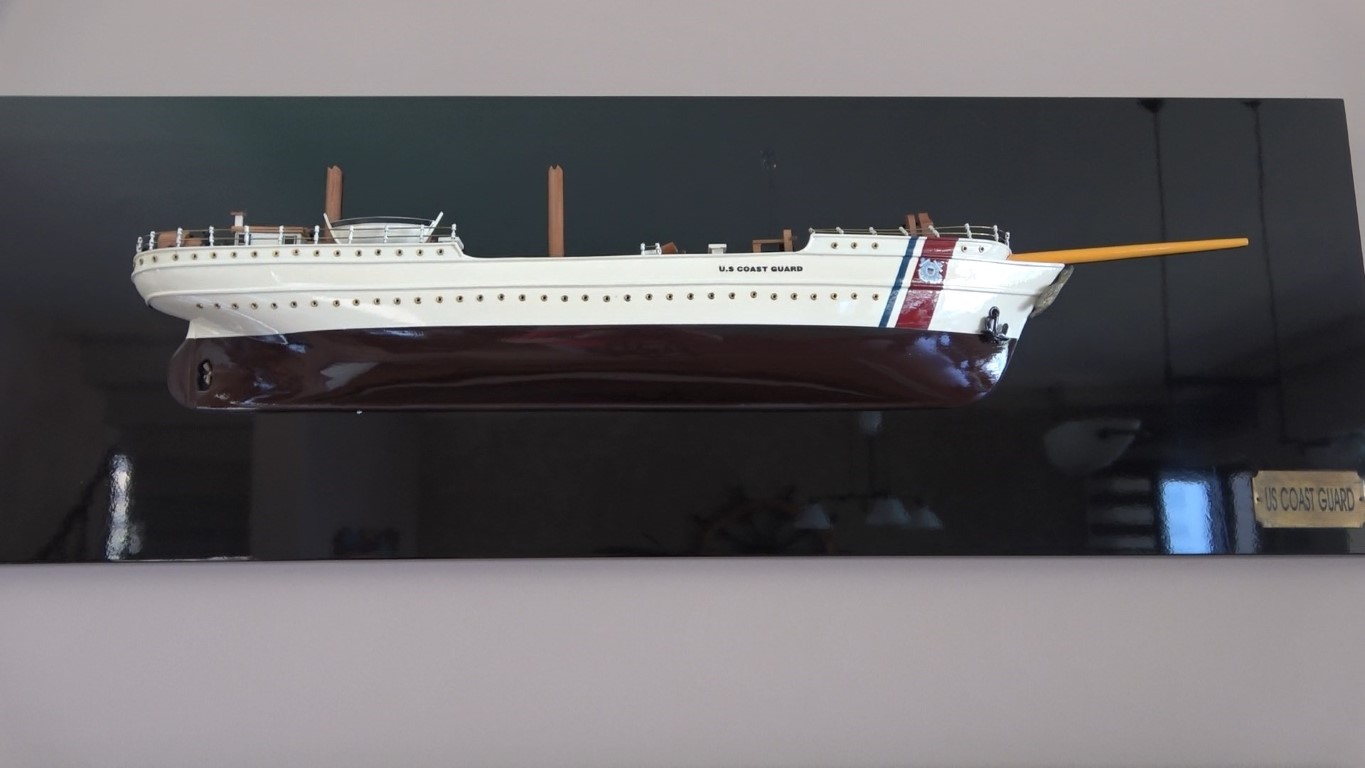 Hobi amaçlı ürettiği maket tekneleri evinin duvarına dekor yaptı