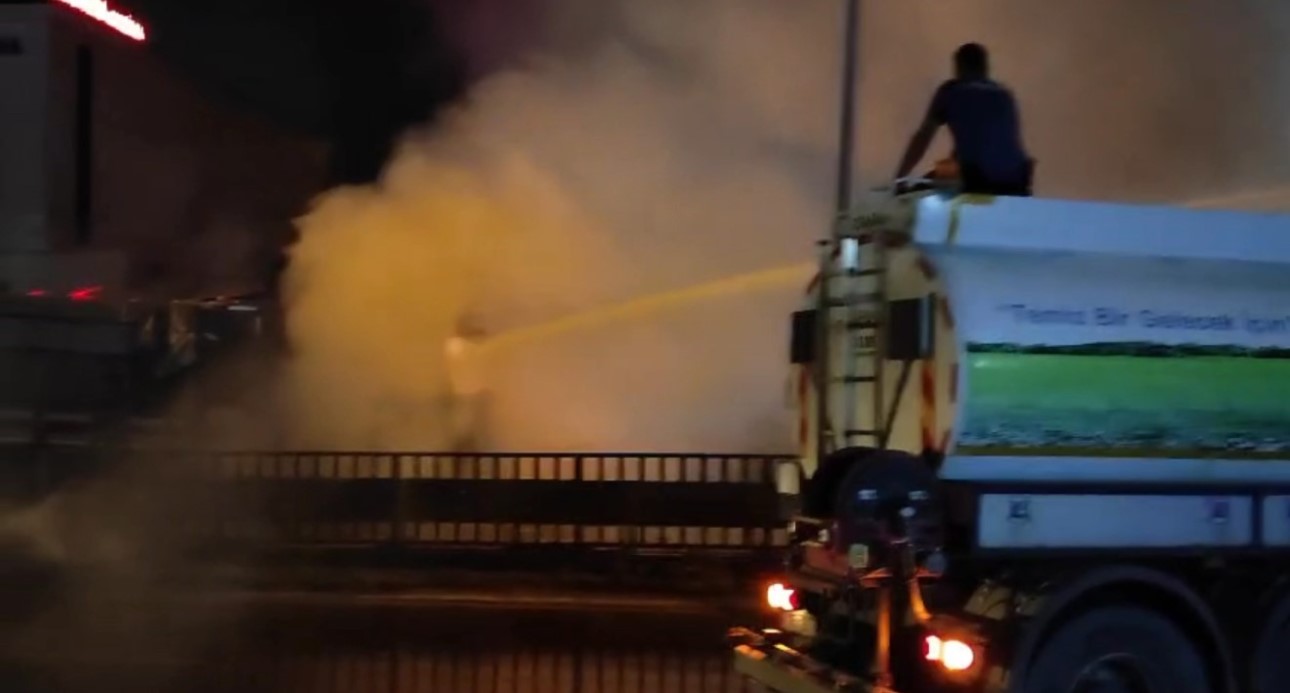 Polis yanan kamyonu sulama tankeriyle söndürdü