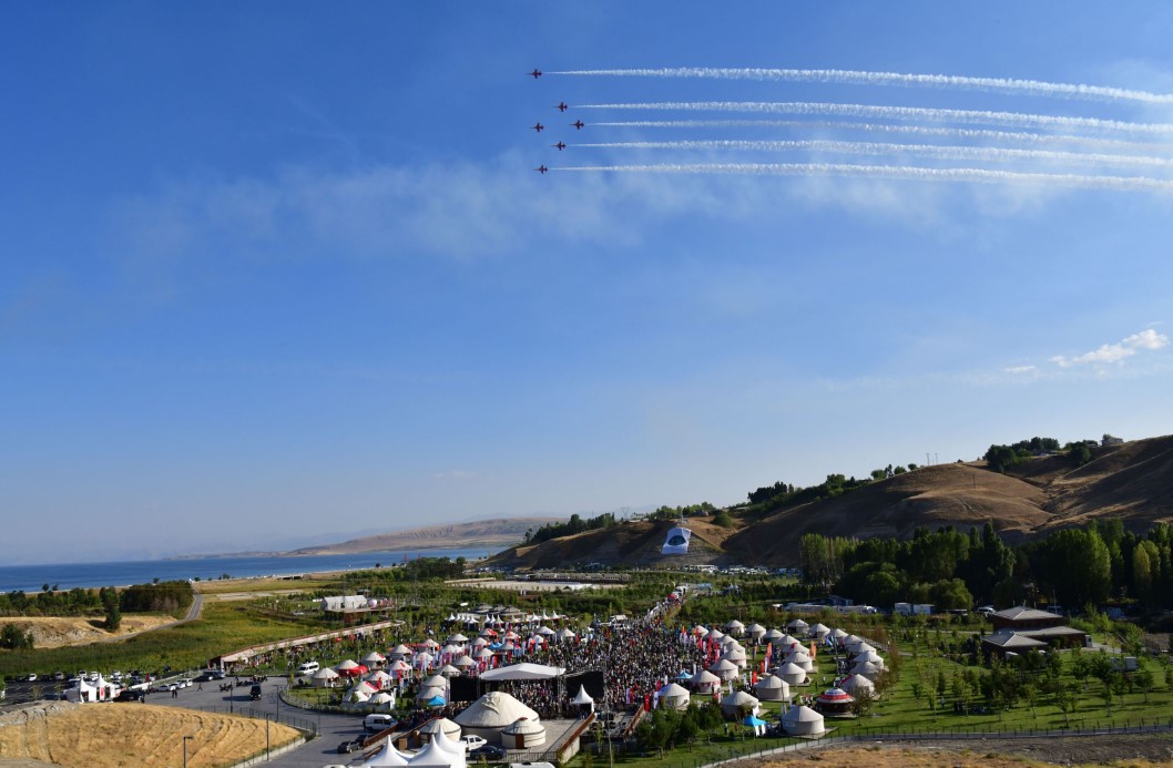 Türk Yıldızları’nın gösterisi nefes kesti