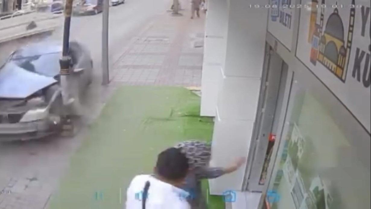 Kontrolünü kaybeden sürücünün caddeyi birbirine kattığı kaza kamerada